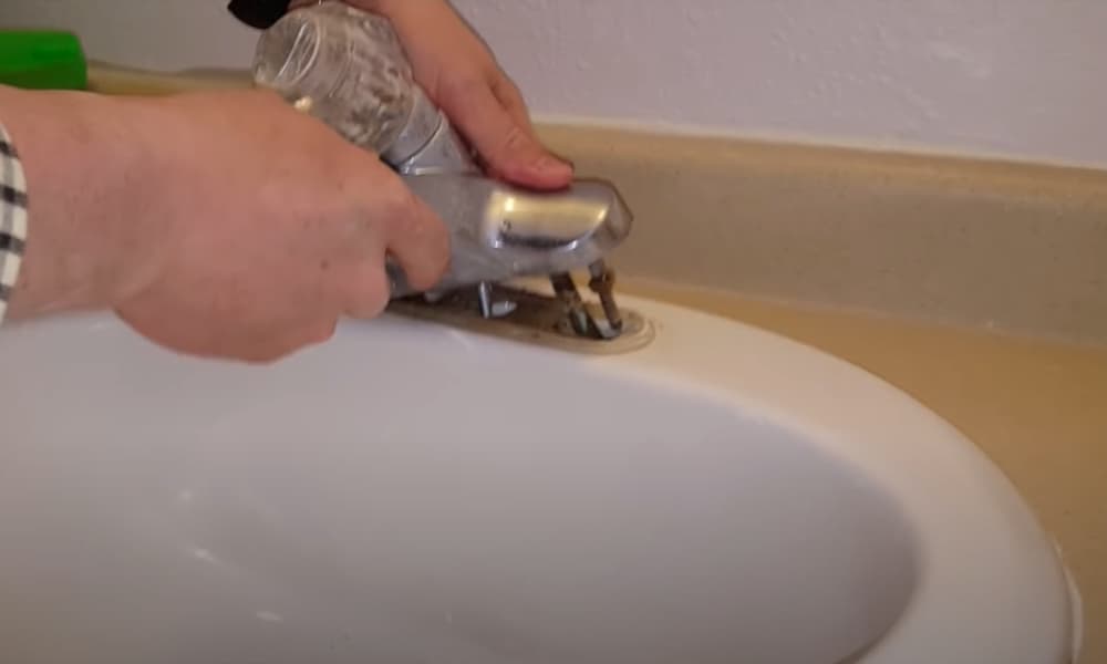 4 Tips for Replacing Faucets on Old Sinks